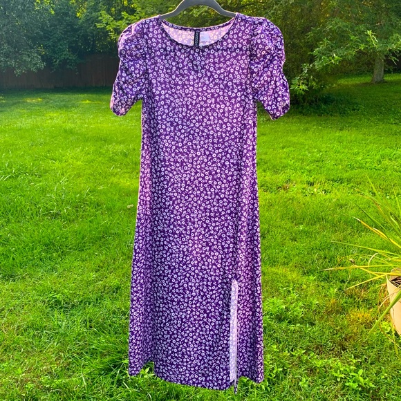 H&M Dresses & Skirts - h&m purple & white floral puff sleeved midi dress NWT & never worn 💜 size small
